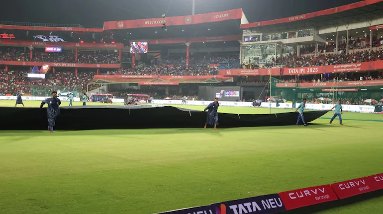 RCB vs KKR: बारिश ने बिगाड़ा खेल, चिन्नास्वामी में टॉस में देरी | IPL 2025 लाइव अपडेट