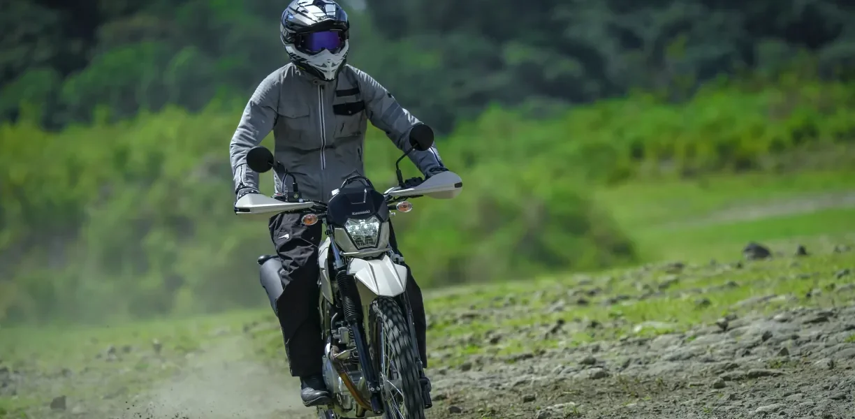 2026 Kawasaki KLX230 Sherpa S और KLX230R S – एक जैसा दाम, अलग अंदाज़